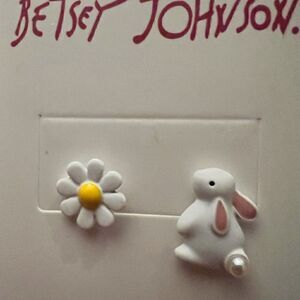 🐰 Betsey Johnson mismatched flower & bunny earrings 🐰